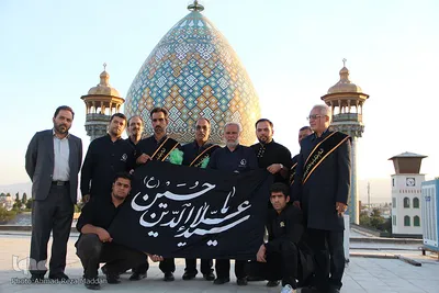 اهتزاز پرچم عزا بر فراز گنبد حرم حضرت سيدعلاءالدين حسين‌بن‌ موسي‌الكاظم(ع)
