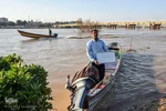 این آقا در رودخانه کارون قایق کرایه می‌دهد: ممنون از تمام زنانی که در حال خدمت به کشور هستند.