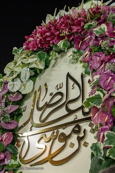 گل‌آرایی و چراغانی حرم رضوی در آستانه میلاد امام هشتم