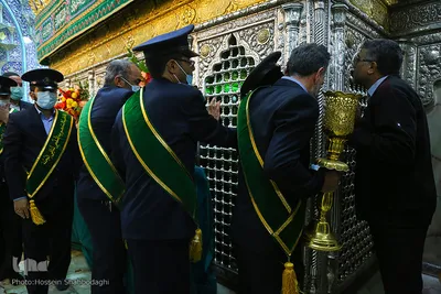 Heiliger Schrein von Fatima Masuma (s.a.) mit Blumen geschmückt