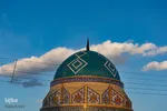 آسمان آبی شهر گنبد‌های فیروزه‌ای