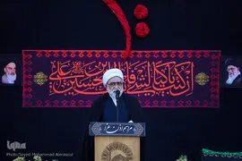 تعویض پرچم گنبد حرم رضوی در آغاز ماه محرم
