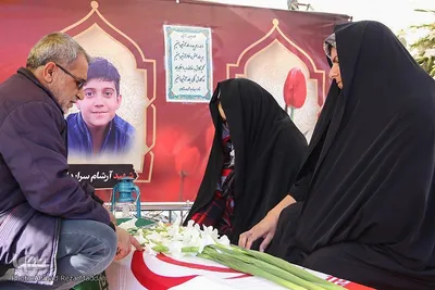 همزمان با فرارسیدن سی امین روز شهادت شهدای حادثه تروریستی حرم مطهر شاهچراغ(ع) و گرامیداشت هفته بسیج، مراسم زیارت عاشورا به همراه گلباران قبور سه شهید دوران انقلاب و هشت سال دفاع مقدس و همچنین شهدای حرم مطهر شاهچراغ(ع) توسط جمعی از بسیجیان سپاه ناحیه بقیه الله(عج) شیراز برگزار شد.