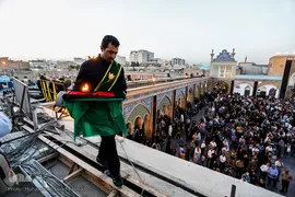 برافراشتن پرچم حرم امام حسین (ع) بر گنبد کربلای ایران