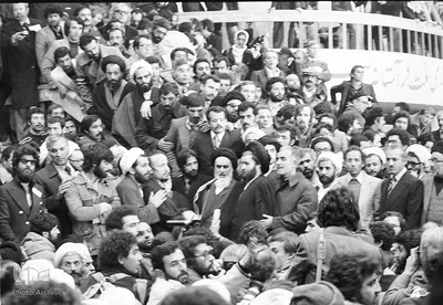 مراسم استقبال از امام خميني بنيانگذار جمهوري اسلامي ايران در فرودگاه مهرآباد. علي اكبر ناطق نوری، هاشم صباغيان، سيد احمد خميني و محمدمهدی ابراهيمي عراقي نیز در تصویر مشاهده می‌شوند.