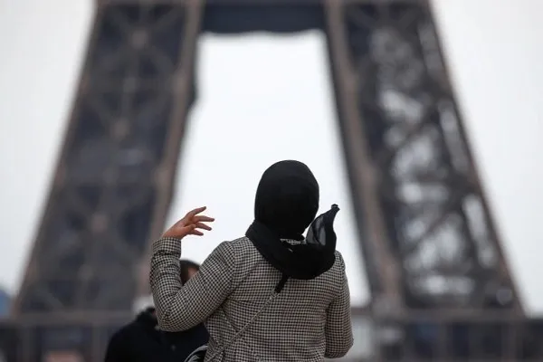 French Restaurant Denies Entry to Muslim Woman Wearing Hijab