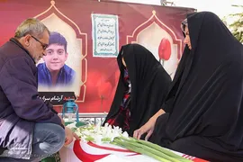 همزمان با فرارسیدن سی امین روز شهادت شهدای حادثه تروریستی حرم مطهر شاهچراغ(ع) و گرامیداشت هفته بسیج، مراسم زیارت عاشورا به همراه گلباران قبور سه شهید دوران انقلاب و هشت سال دفاع مقدس و همچنین شهدای حرم مطهر شاهچراغ(ع) توسط جمعی از بسیجیان سپاه ناحیه بقیه الله(عج) شیراز برگزار شد.