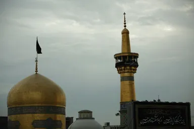 فیلم | تعویض پرچم گنبد حرم رضوی در مراسم اذن عزا