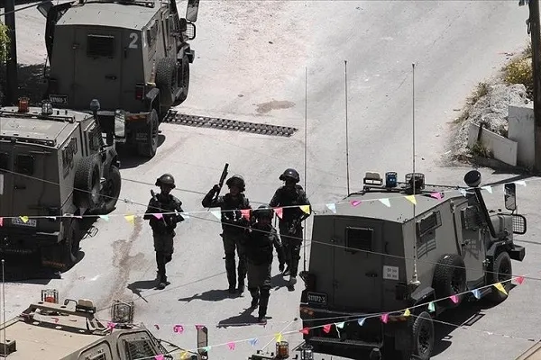 İsrail güçleri ikisi çocuk 20 Filistinliyi gözaltına aldı