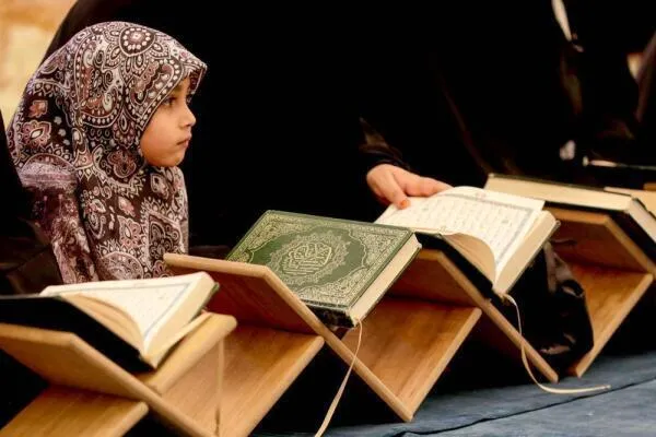 İmam Ali Türbesi’nde genç kızlar için Kur’an yarışması düzenliyor