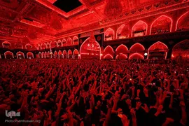 برافراشتن قرآن کریم همزمان با تعویض پرچم گنبد امام حسین(ع)