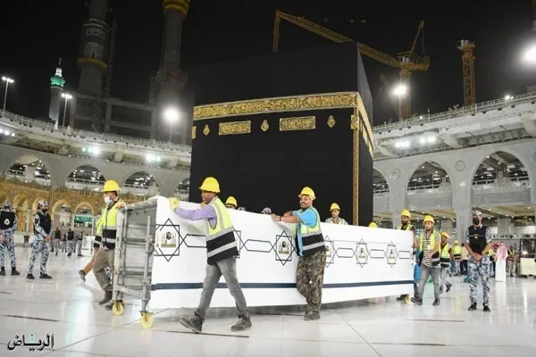 Umrah Pilgrims Free to Touch Holy Kaaba as Barriers Removed