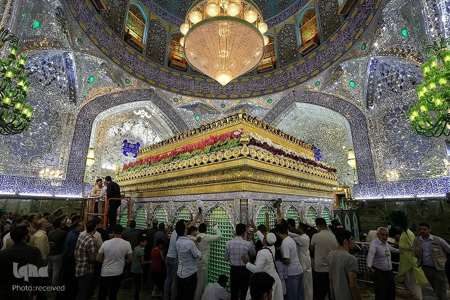 تزيين مرقد الإمام علي (ع) بالورود الطبيعية ضمن الاستعدادات للاحتفال بالغدير
