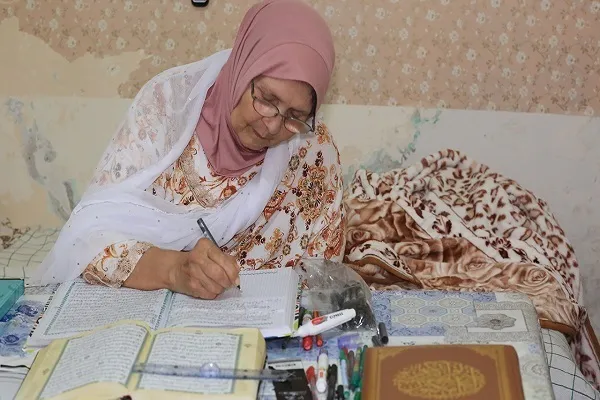 Faslı yaşlı bir kadın el yazısıyla Kur'an'ı yazdı | Video