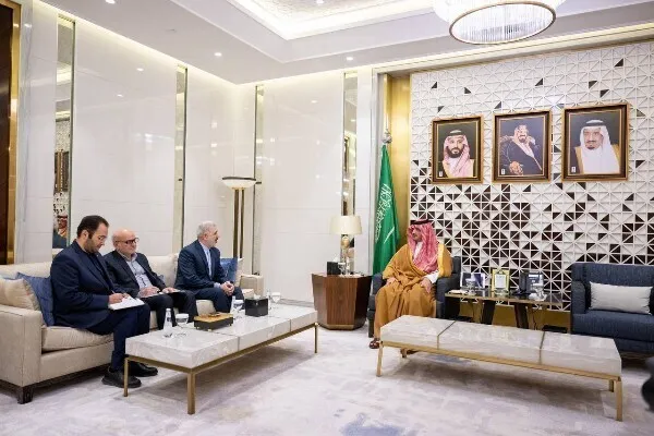 Nakipag-usap ang Sugo ng Iran sa Pinakamataas na Pinuno ng Komite ng Hajj sa Saudi