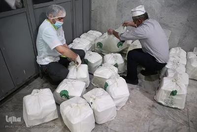 توزیع غذای حضرتی آستان مقدس حضرت عبدالظیم حسنی(ع) میان بیماران کرونایی بستری در بیمارستان فیروزآبادی شهر ری