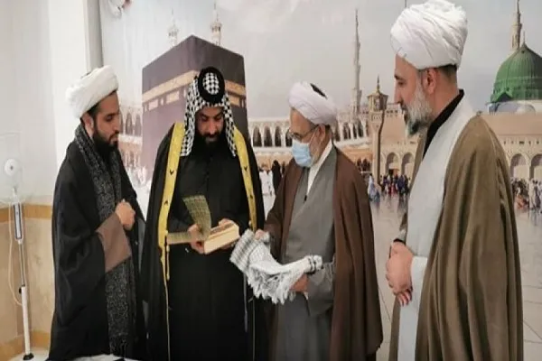 قائد الثورة يهدي مصحفاً الى عائلة عراقية قدمت 4 من ابنائها لخدمة الزوار