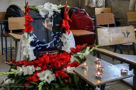گلباران کلاس درس دانش‌آموز شهید «محمدرضا کشاورز» از شهدای حادثه تروریستی حرم شاهچراغ در شیراز