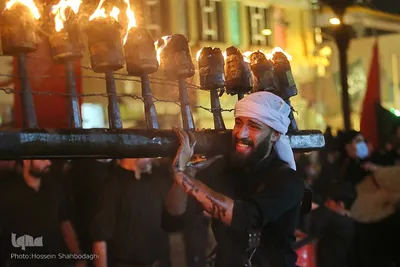 آیین مشعل‌گردانی نجفی‌های مقیم قم در شب تاسوعای حسینی