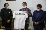 اهدای مدال جواد فروغی به موزه حرم مطهر رضوی
