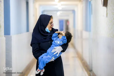 بچه‌ها را مشهد می‌برد.