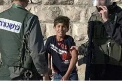 Israelische Soldaten verhaften ein palästinensisches Kind
