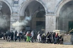 Da Asubahin Yau Sojojin Isra’ila Sun Auka Kan Masallata A Cikin Masallacin Quds 