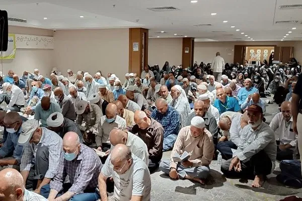 برپایی دعای کمیل با حضور زائران ایرانی در مدینه منوره