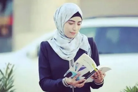 Le bombe israeliane su Gaza uccidono la poetessa Hiba Abu Nada