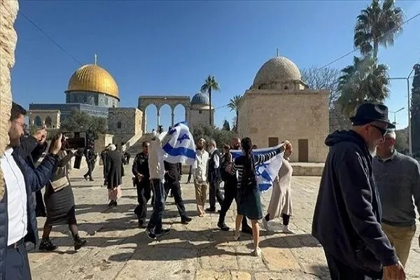 Siyonist yerleşimciler El-Aksa Camiine saldırdı