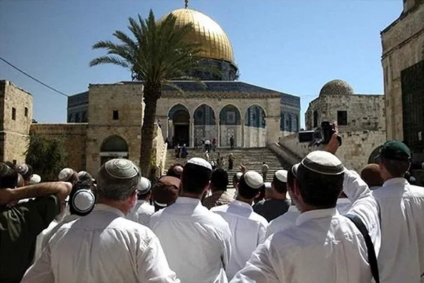 الأوقاف الفلسطينيّة: الاحتلال يفرض واقعاً تهويدياً عبر اقتحامات الأقصى ومنع الأذان