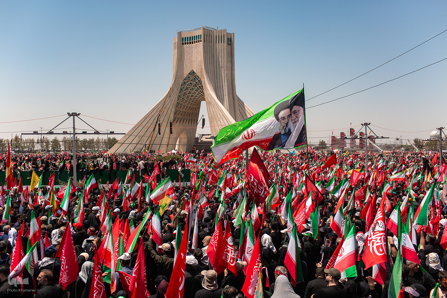 فيديو | طهران تودّع الامام الشهيد.. وداع مهيب لقائد العزة والإباء