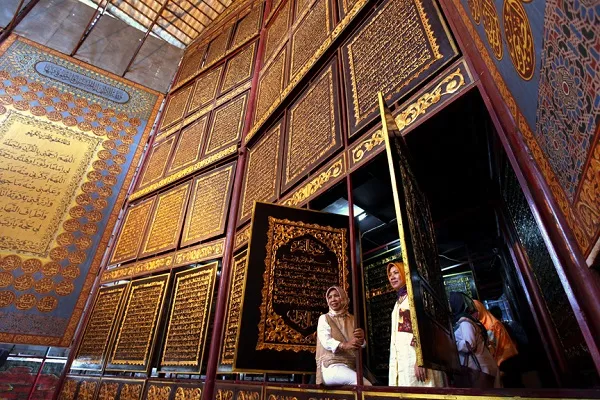 কাঠে খোদাই করা বিশ্বের সবচেয়ে লম্বা কুরআন