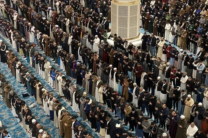 Dünyanın en büyük camilerinden Cezayir Ulu Camii’nde ilk Cuma namazı kılındı