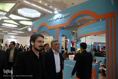 بازدید دکتر طیبی مدیر جهاد دانشگاهی از غرفه خبرگزاری ایکنا در نمایشگاه مطبوعات