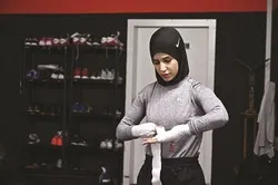 Une boxeuse qui se bat pour porter le hijab sur le ring