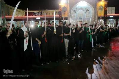 ⁨دسته‌ی عزاداری «مشق شمشیر» در قم⁩