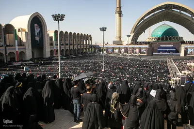 اقامه نماز بر پیکر مطهر رهبر شهید و خانواده ایشان به امامت آیت‌الله العظمی سبحانی 