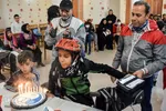 کودک مبتلا به سرطان تولد خود را در هتل اقامتشان جشن می گیرد.