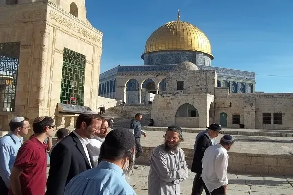 قوات الاحتلال والمستوطنون يجددون اقتحام الأقصى/ الاحتلال يغلق الحرم الإبراهيمي