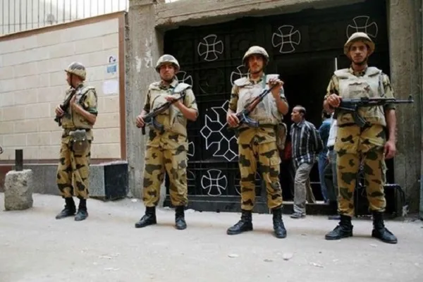 Vigilantes musulmanes protegen las iglesias de Egipto