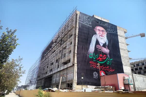 فضاسازی مسیر تشییع رهبر شهید با نصب ۲۵۰۰ مترمربع ابرپارچه در قم