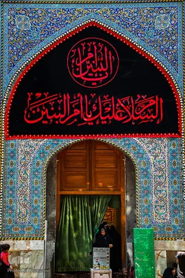 نصب پرچم های سیاه در آستان مقدس امام حسین(ع)