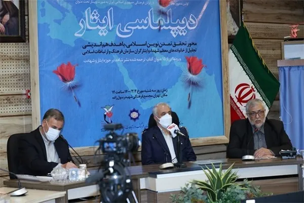 سردار سلیمانی؛ الگوی ایثار در عرصه بین‌الملل/ رونمایی از 15 کتاب + عکس