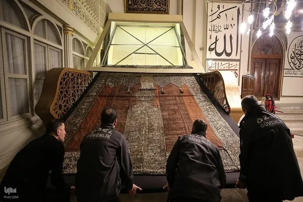 Restauration du rideau historique de la Kaaba à la grande mosquée de Bursa, en Turquie + Photos