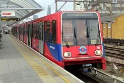 Mwanamke Muislamu ahujumiwa katika treni London, Hijabu yake yavutwa