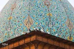 اهتزاز پرچم عزا بر فراز گنبد فيروزه‌اي آستان شاهچراغ(ع)
