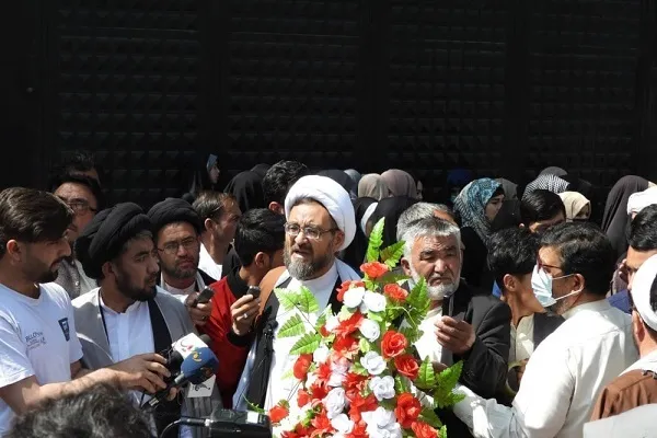 حمایت از همدلی مردم دو کشور با اهدای گل به سفارت ایران در کابل