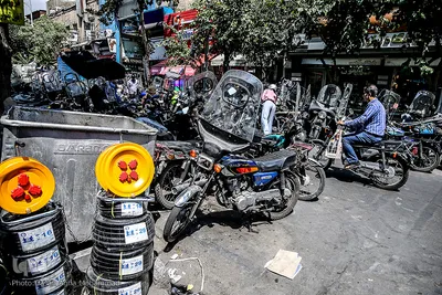 پارک غیر مجاز موتور سیکلت ها در پیاده رو 
