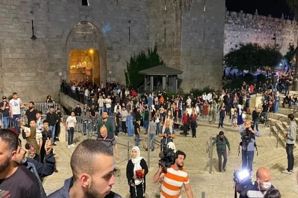 بالصور.. الفلسطينيون ينتصرون على الاحتلال ويزيلون الحواجز من باب العامود